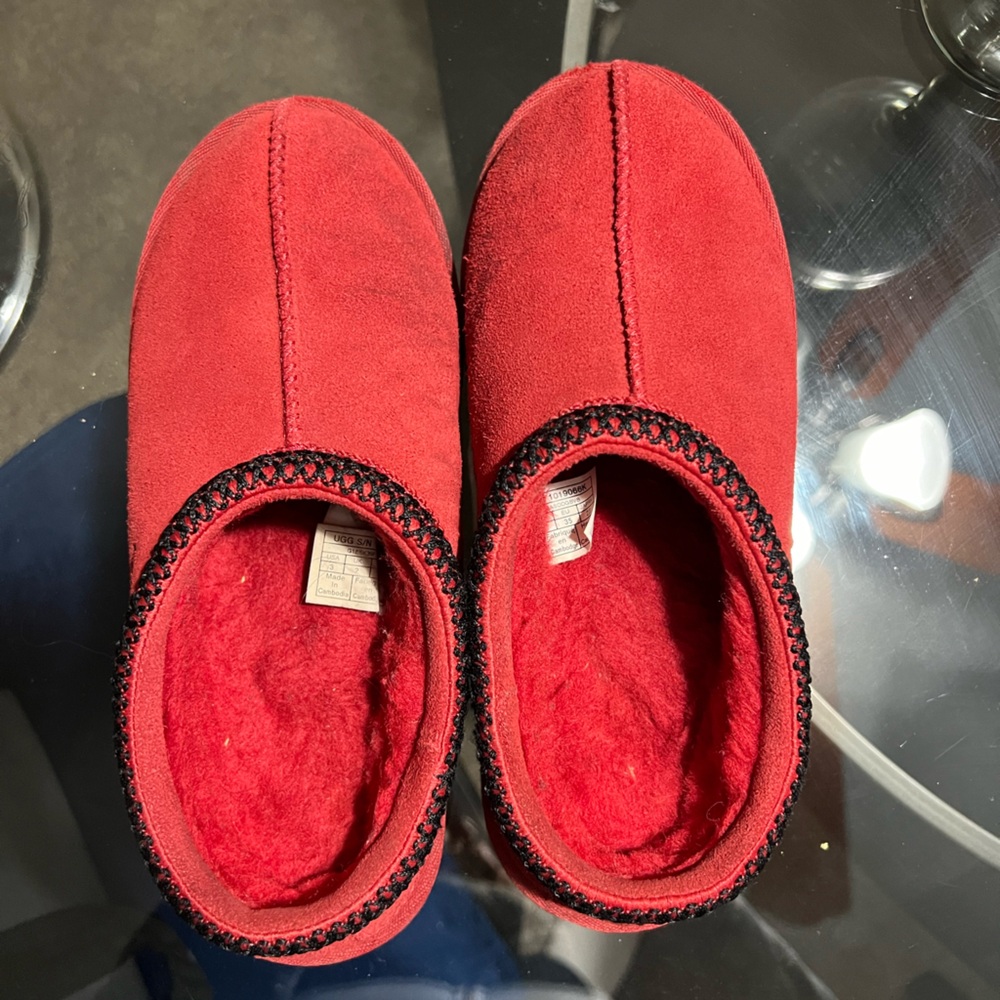Tasman II Slipper (UGGS)
Color - Red/Black
Kids size 3